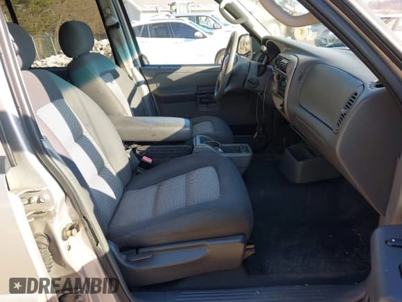 ✅ 2004 Ford Explorer Sport Trac XLS • VIN: 1FMZU77KX4UA62530 • Лот: 43851427. Опубликован ранее на IAAI с пробегом 122 108 миль. Бесплатный доступ к архиву аукционных продаж из США и подробный отчёт об истории автомобиля на DreamBid. Изображение 5.