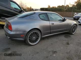 ✅ 2002 Maserati Coupe • VIN: ZAMBC38A020008399 • Lot: 84639544. Wystawiony na Copart z przebiegiem 64 283 mil. Bezpłatny archiwum sprzedaży aukcyjnych z USA i szczegółowy raport historii pojazdu na DreamBid. Zdjęcie 3.