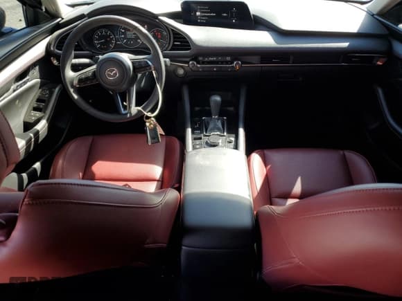 ✅ 2025 Mazda 3 S Carbon Edition • VIN: JM1BPBCM0S1768413 • Lot: 85125955. Wystawiony na Copart z przebiegiem 23 589 mil. Bezpłatny archiwum sprzedaży aukcyjnych z USA i szczegółowy raport historii pojazdu na DreamBid. Zdjęcie 8.