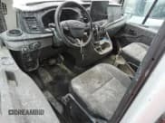 ✅ 2024 Ford Transit Passenger XL • VIN: 1FBAX2C84RKA73164 • Lot: 52085425. Wystawiony na Copart z przebiegiem 8 382 mil. Bezpłatny archiwum sprzedaży aukcyjnych z USA i szczegółowy raport historii pojazdu na DreamBid. Zdjęcie 8.