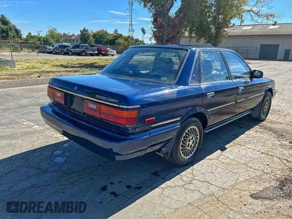 ✅ 1987 Toyota Camry • VIN: JT2SV22F2H3016128 • Lot: 94755525. Wystawiony na Copart z przebiegiem 261 323 mil. Bezpłatny archiwum sprzedaży aukcyjnych z USA i szczegółowy raport historii pojazdu na DreamBid. Zdjęcie 4.