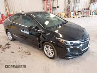 2017 Chevrolet Cruze LT z VIN 1G1BE5SM7H7142087, wystawiony jako IAAI lot #42300167 z przebiegiem 132 872 mil mil oraz . Historia ofert i sprzedaży dostępna na DreamBid. Obrazek 1.