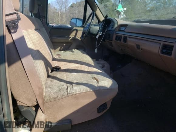 ✅ 1992 Ford F-150 • VIN: 1FTEF14N0NNA70012 • Lot: 88668695. Wystawiony na Copart z przebiegiem 141 069 mil. Bezpłatny archiwum sprzedaży aukcyjnych z USA i szczegółowy raport historii pojazdu na DreamBid. Zdjęcie 10.