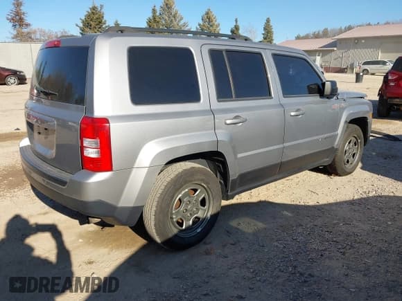 ✅ 2016 Jeep Patriot Sport • VIN: 1C4NJPBB3GD507391 • Lot: 43685827. Wystawiony na IAAI z przebiegiem 128 670 mil. Bezpłatny archiwum sprzedaży aukcyjnych z USA i szczegółowy raport historii pojazdu na DreamBid. Zdjęcie 4.