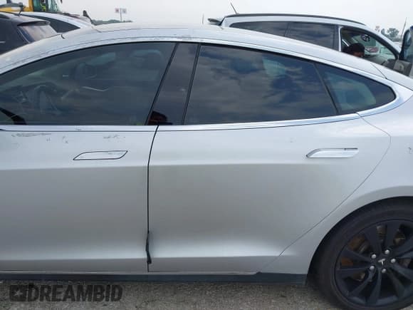 ✅ 2014 Tesla Model S 60 • VIN: 5YJSA1S13EFP63883 • Lot: 42295100. Listed on IAAI with 143,734 mi. Free auction sales archive from the USA and detailed vehicle history report at DreamBid. Image 14.