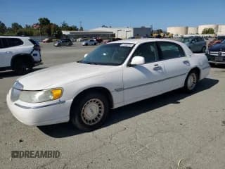 ✅ 1999 Lincoln Town Car Executive • VIN: 1LNHM81WXXY694812 • Lot: 61448815. Wystawiony na Copart z przebiegiem 509 317 mil. Bezpłatny archiwum sprzedaży aukcyjnych z USA i szczegółowy raport historii pojazdu na DreamBid. Zdjęcie 1.