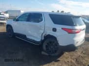 ✅ 2021 Chevrolet Traverse LS • VIN: 1GNERFKW1MJ198305 • Lot: 43381256. Wystawiony na IAAI z przebiegiem 64 079 mil. Bezpłatny archiwum sprzedaży aukcyjnych z USA i szczegółowy raport historii pojazdu na DreamBid. Zdjęcie 3.