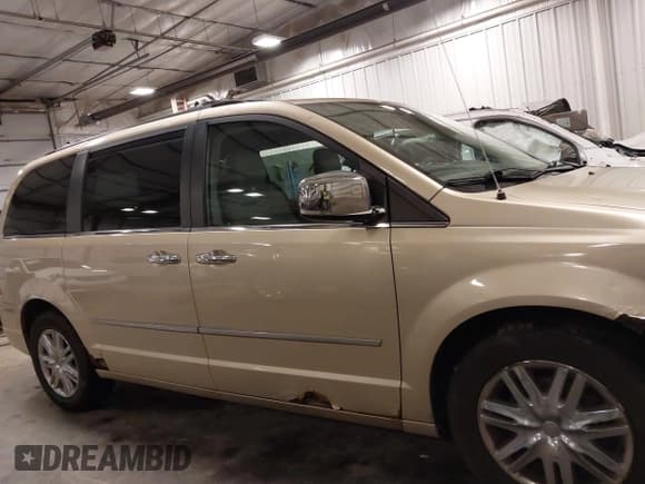 ✅ 2010 Chrysler Town & Country Limited • VIN: 2A4RR7DX5AR386462 • Lot: 41781713. Wystawiony na IAAI z przebiegiem 183 091 mil. Bezpłatny archiwum sprzedaży aukcyjnych z USA i szczegółowy raport historii pojazdu na DreamBid. Zdjęcie 14.