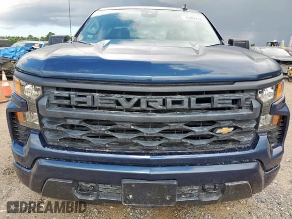 ✅ 2022 Chevrolet Silverado 1500 Custom • VIN: 1GCRABEKXNZ612980 • Lot: 63899325. Wystawiony na Copart z przebiegiem 49 381 mil. Bezpłatny archiwum sprzedaży aukcyjnych z USA i szczegółowy raport historii pojazdu na DreamBid. Zdjęcie 5.
