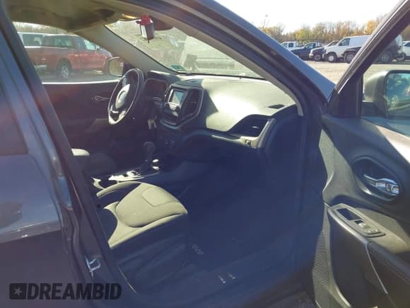 ✅ 2018 Jeep Cherokee Latitude • VIN: 1C4PJMCB5JD575754 • Lot: 43616882. Wystawiony na IAAI z przebiegiem 47 899 mil. Bezpłatny archiwum sprzedaży aukcyjnych z USA i szczegółowy raport historii pojazdu na DreamBid. Zdjęcie 5.
