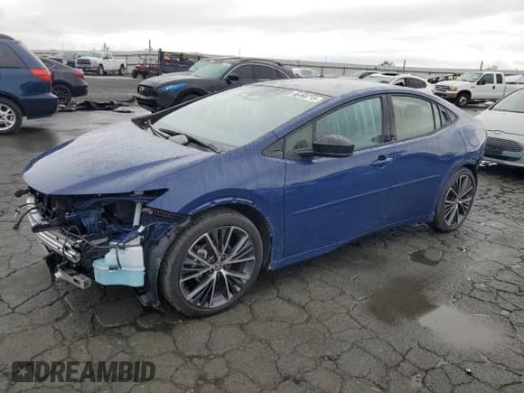 2024 Toyota Prius LE z VIN JTDACAAU3R3036876, wystawiony jako Copart lot #86166715 z przebiegiem 2 948 mil mil oraz Szkoda całkowita • Salvage title. Historia ofert i sprzedaży dostępna na DreamBid. Obrazek 1.