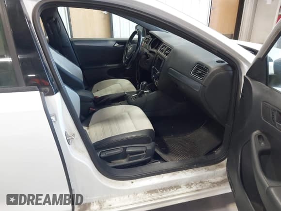 ✅ 2016 Volkswagen Jetta Sport • VIN: 3VWD17AJ8GM237001 • Lot: 43195040. Wystawiony na IAAI z przebiegiem 143 479 mil. Bezpłatny archiwum sprzedaży aukcyjnych z USA i szczegółowy raport historii pojazdu na DreamBid. Zdjęcie 5.