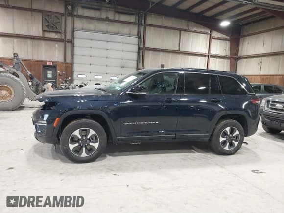✅ 2024 Jeep Grand Cherokee • VIN: 1C4RJYB65R8582910 • Lot: 41719656. Listed on IAAI with 9,176 mi. Free auction sales archive from the USA and detailed vehicle history report at DreamBid. Image 15.