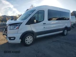 ✅ 2023 Ford Transit Passenger XL • VIN: 1FBAX2C85PKA70366 • Lot: 85712255. Wystawiony na Copart z przebiegiem 46 209 mil. Bezpłatny archiwum sprzedaży aukcyjnych z USA i szczegółowy raport historii pojazdu na DreamBid. Zdjęcie 1.