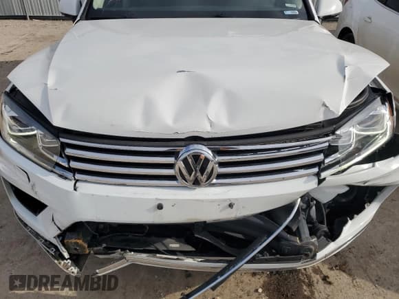 ✅ 2016 Volkswagen Touareg Sport • VIN: WVGEF9BP9GD005988 • Lot: 87360354. Listed on Copart with 93,435 mi. Free auction sales archive from the USA and detailed vehicle history report at DreamBid. Image 12.