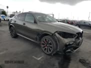 ✅ 2022 BMW X6 M • VIN: 5YMCY0C0XN9L79200 • Lot: 81968175. Wystawiony na Copart z przebiegiem 20 059 mil. Bezpłatny archiwum sprzedaży aukcyjnych z USA i szczegółowy raport historii pojazdu na DreamBid. Zdjęcie 4.