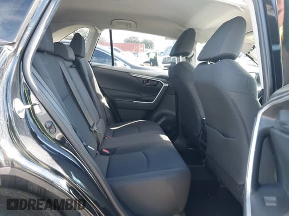 ✅ 2021 Toyota RAV4 LE • VIN: JTMH1RFV7MD070519 • Lot: 43740883. Wystawiony na IAAI z przebiegiem 51 471 mil. Bezpłatny archiwum sprzedaży aukcyjnych z USA i szczegółowy raport historii pojazdu na DreamBid. Zdjęcie 8.