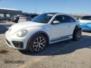 ✅ 2016 Volkswagen Beetle Dune • VIN: 3VWS17AT7GM631274 • Lot: 89687555. Wystawiony na Copart z przebiegiem 56 735 mil. Bezpłatny archiwum sprzedaży aukcyjnych z USA i szczegółowy raport historii pojazdu na DreamBid. Zdjęcie 1.