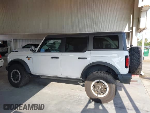 ✅ 2023 Ford Bronco • VIN: 1FMEE5DP9PLB65853 • Lot: 42780611. Wystawiony na IAAI z przebiegiem 30 929 mil. Bezpłatny archiwum sprzedaży aukcyjnych z USA i szczegółowy raport historii pojazdu na DreamBid. Zdjęcie 14.