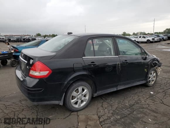 ✅ 2007 Nissan Versa SL • VIN: 3N1BC11E97L422588 • Lot: 59895555. Wystawiony na Copart z przebiegiem 170 908 mil. Bezpłatny archiwum sprzedaży aukcyjnych z USA i szczegółowy raport historii pojazdu na DreamBid. Zdjęcie 3.