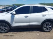 ✅ 2022 Buick Encore GX Select • VIN: KL4MMDS22NB110209 • Lot: 42572913. Wystawiony na IAAI z przebiegiem 34 527 mil. Bezpłatny archiwum sprzedaży aukcyjnych z USA i szczegółowy raport historii pojazdu na DreamBid. Zdjęcie 15.
