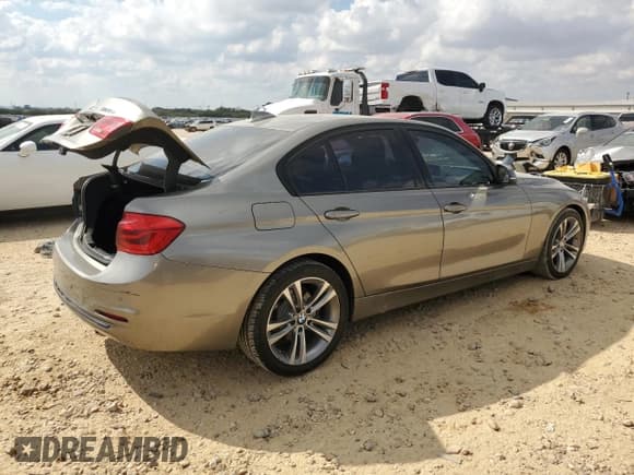 ✅ 2016 BMW 3 Series 328d • VIN: WBA8E5C52GK388322 • Лот: 86853125. Опубликован ранее на Copart с пробегом 165 725 миль. Бесплатный доступ к архиву аукционных продаж из США и подробный отчёт об истории автомобиля на DreamBid. Изображение 3.