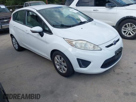 ✅ 2013 Ford Fiesta SE • VIN: 3FADP4EJ8DM225202 • Lot: 43399793. Wystawiony na IAAI z przebiegiem 179 686 mil. Bezpłatny archiwum sprzedaży aukcyjnych z USA i szczegółowy raport historii pojazdu na DreamBid. Zdjęcie 1.