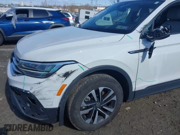 ✅ 2024 Volkswagen Tiguan S • VIN: 3VVFB7AX7RM063715 • Lot: 41974650. Wystawiony na IAAI z przebiegiem 23 374 mil. Bezpłatny archiwum sprzedaży aukcyjnych z USA i szczegółowy raport historii pojazdu na DreamBid. Zdjęcie 6.