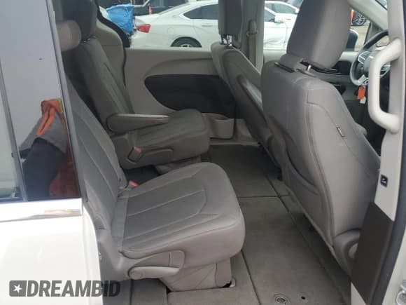 ✅ 2017 Chrysler Pacifica Touring • VIN: 2C4RC1DG1HR642837 • Lot: 85184345. Listed on Copart with 137,171 mi. Free auction sales archive from the USA and detailed vehicle history report at DreamBid. Image 11.