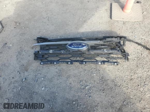 ✅ 2023 Ford Expedition XLT • VIN: 1FMJU1H83PEA59819 • Lot: 63938935. Wystawiony na Copart z przebiegiem 41 495 mil. Bezpłatny archiwum sprzedaży aukcyjnych z USA i szczegółowy raport historii pojazdu na DreamBid. Zdjęcie 13.