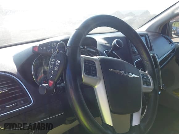 ✅ 2015 Chrysler Town & Country Touring L • VIN: 2C4RC1CGXFR676984 • Lot: 43214624. Listed on IAAI with 85,066 mi. Free auction sales archive from the USA and detailed vehicle history report at DreamBid. Image 11.