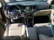 2017 Hyundai Tucson SE Plus z VIN KM8J33A45HU412896, wystawiony jako Copart lot #80214285 z przebiegiem 117 842 mil mil oraz Szkoda całkowita • Salvage title. Historia ofert i sprzedaży dostępna na DreamBid. Obrazek 8.