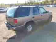 2003 Chevrolet Blazer LS z VIN 1GNDT13X03K108870, wystawiony jako IAAI lot #43406529 z przebiegiem 110 639 mil mil oraz . Historia ofert i sprzedaży dostępna na DreamBid. Obrazek 4.