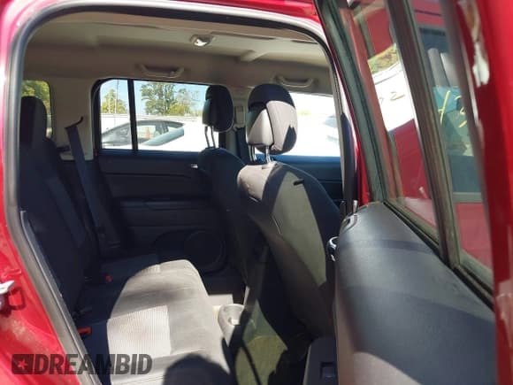 ✅ 2014 Jeep Patriot Sport • VIN: 1C4NJPBB3ED830403 • Lot: 43437572. Wystawiony na IAAI z przebiegiem 171 854 mil. Bezpłatny archiwum sprzedaży aukcyjnych z USA i szczegółowy raport historii pojazdu na DreamBid. Zdjęcie 8.