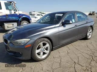 2014 BMW 3 Series 328i z VIN WBA3C1C58EK107470, wystawiony jako Copart lot #82034055 z przebiegiem 144 684 mil mil oraz Szkoda całkowita • Salvage title. Historia ofert i sprzedaży dostępna na DreamBid. Obrazek 1.