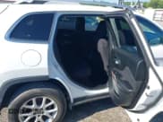 ✅ 2017 Jeep Cherokee Latitude • VIN: 1C4PJMCS1HW657267 • Lot: 42605020. Wystawiony na IAAI z przebiegiem 94 004 mil. Bezpłatny archiwum sprzedaży aukcyjnych z USA i szczegółowy raport historii pojazdu na DreamBid. Zdjęcie 8.