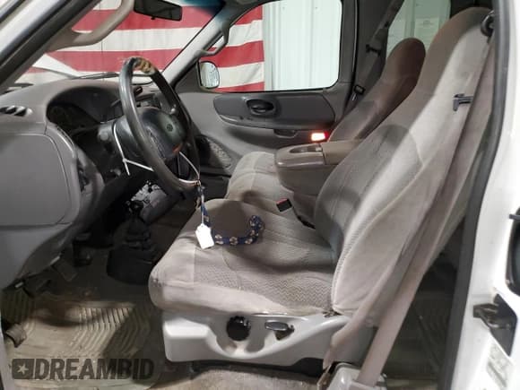 ✅ 2000 Ford F-150 XL • VIN: 2FTRX18L8YCA13686 • Lot: 85730055. Wystawiony na Copart z przebiegiem Nie podano. Bezpłatny archiwum sprzedaży aukcyjnych z USA i szczegółowy raport historii pojazdu na DreamBid. Zdjęcie 7.