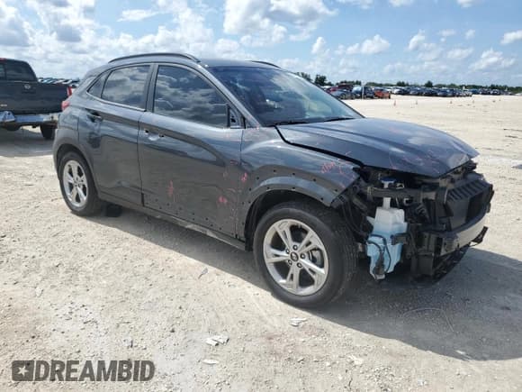 ✅ 2022 Hyundai Kona SEL • VIN: KM8K32AB0NU880141 • Лот: 66421034. Опубликован ранее на Copart с пробегом 17 653 миль. Бесплатный доступ к архиву аукционных продаж из США и подробный отчёт об истории автомобиля на DreamBid. Изображение 4.