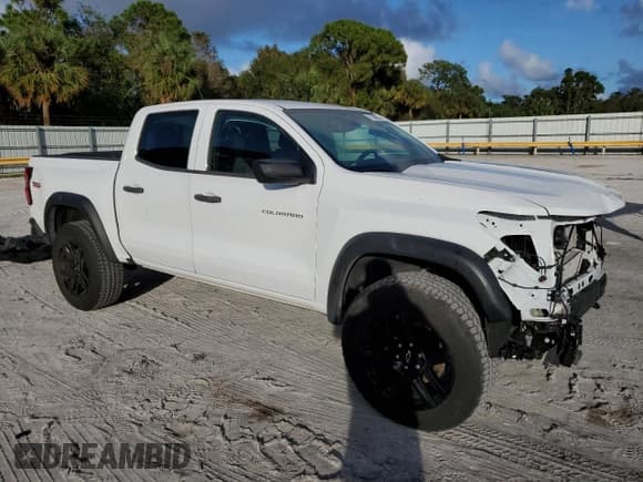 ✅ 2023 Chevrolet Colorado 4WD Trail Boss • VIN: 1GCPTEEKXP1198099 • Лот: 77568934. Опубликован ранее на Copart с пробегом 8 109 миль. Бесплатный доступ к архиву аукционных продаж из США и подробный отчёт об истории автомобиля на DreamBid. Изображение 4.