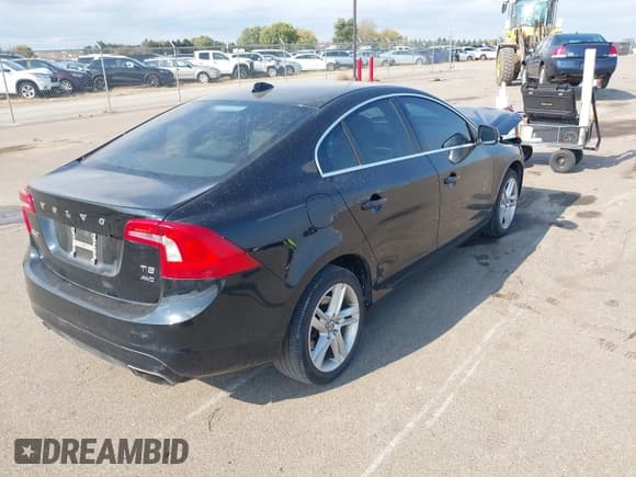 ✅ 2015 Volvo S60 T5 Premier • VIN: YV1612TK7F1342588 • Lot: 43488576. Wystawiony na IAAI z przebiegiem 81 838 mil. Bezpłatny archiwum sprzedaży aukcyjnych z USA i szczegółowy raport historii pojazdu na DreamBid. Zdjęcie 4.