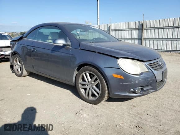 ✅ 2008 Volkswagen Eos Lux • VIN: WVWFA71F28V015651 • Лот: 66506245. Опубликован ранее на Copart с пробегом 147 981 миль. Бесплатный доступ к архиву аукционных продаж из США и подробный отчёт об истории автомобиля на DreamBid. Изображение 4.