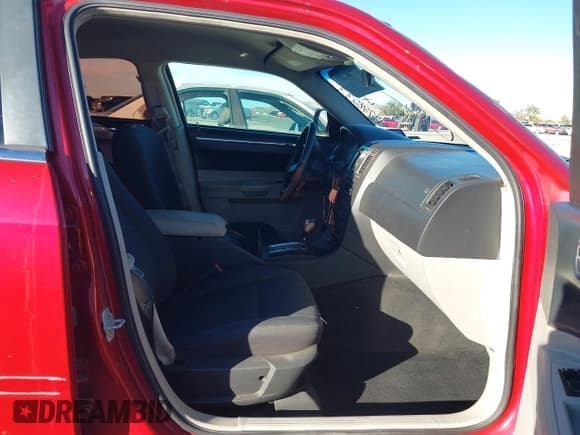 ✅ 2007 Chrysler 300 Touring • VIN: 2C3KA53G07H835327 • Lot: 43788233. Wystawiony na IAAI z przebiegiem 206 639 mil. Bezpłatny archiwum sprzedaży aukcyjnych z USA i szczegółowy raport historii pojazdu na DreamBid. Zdjęcie 5.