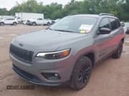 ✅ 2023 Jeep Cherokee Altitude Lux • VIN: 1C4PJMMB5PD114674 • Lot: 42129076. Wystawiony na IAAI z przebiegiem 54 269 mil. Bezpłatny archiwum sprzedaży aukcyjnych z USA i szczegółowy raport historii pojazdu na DreamBid. Zdjęcie 2.