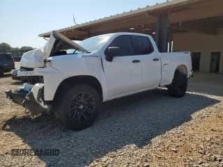 2020 Chevrolet Silverado 1500 Work Truck z VIN 1GCRYAEF2LZ253341, wystawiony jako Copart lot #69498165 z przebiegiem 135 422 mil mil oraz Szkoda całkowita • Salvage title. Historia ofert i sprzedaży dostępna na DreamBid. Obrazek 1.