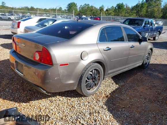 2010 Chevrolet Malibu 1LT z VIN 1G1ZC5EB8AF181006, wystawiony jako IAAI lot #43514320 z przebiegiem Nie podano mil oraz . Historia ofert i sprzedaży dostępna na DreamBid. Obrazek 4.
