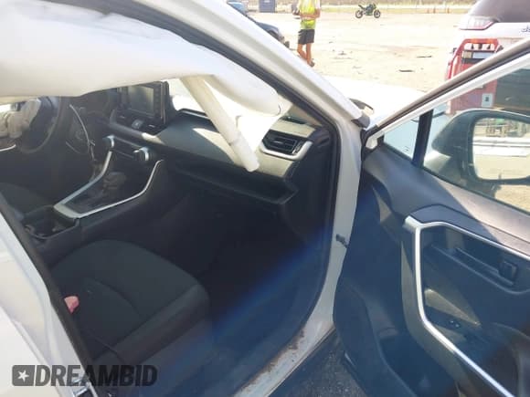 ✅ 2021 Toyota RAV4 LE • VIN: 2T3H1RFV1MW155391 • Lot: 43133561. Wystawiony na IAAI z przebiegiem 168 454 mil. Bezpłatny archiwum sprzedaży aukcyjnych z USA i szczegółowy raport historii pojazdu na DreamBid. Zdjęcie 5.