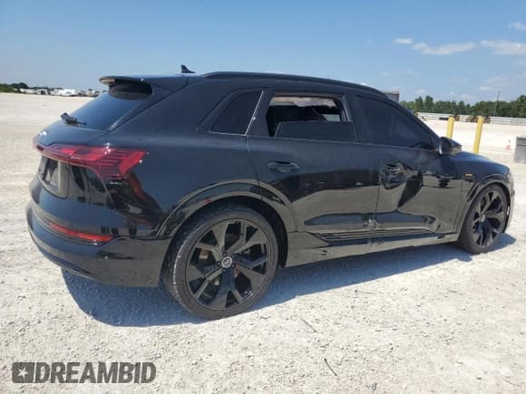 ✅ 2022 Audi e-tron Premium • VIN: WA1AAAGE2NB005246 • Lot: 56534103. Wystawiony na Copart z przebiegiem 26 794 mil. Bezpłatny archiwum sprzedaży aukcyjnych z USA i szczegółowy raport historii pojazdu na DreamBid. Zdjęcie 3.
