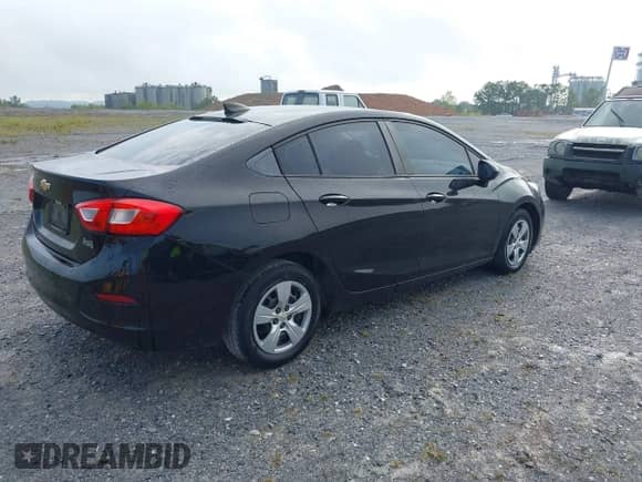 2018 Chevrolet Cruze LS z VIN 1G1BC5SM5J7158901, wystawiony jako IAAI lot #43031111 z przebiegiem 110 072 mil mil oraz . Historia ofert i sprzedaży dostępna na DreamBid. Obrazek 4.