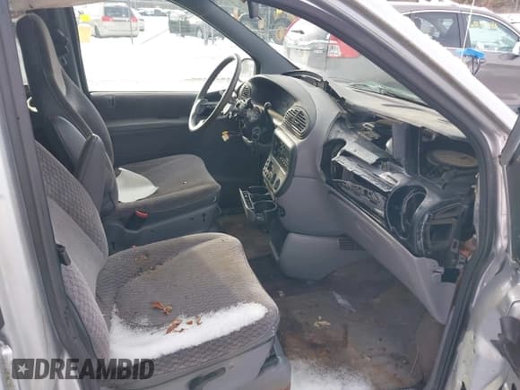 ✅ 2000 Dodge Caravan SE • VIN: 2B4GP44G1YR770005 • Lot: 43819012. Listed on IAAI with 180,456 mi. Free auction sales archive from the USA and detailed vehicle history report at DreamBid. Image 5.