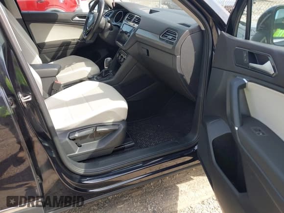 ✅ 2018 Volkswagen Tiguan SEL • VIN: 3VV2B7AX0JM084778 • Лот: 43200447. Опубликован ранее на IAAI с пробегом 77 889 миль. Бесплатный доступ к архиву аукционных продаж из США и подробный отчёт об истории автомобиля на DreamBid. Изображение 5.